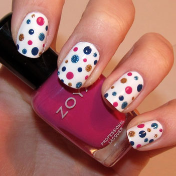 puncte polka colorate pe unghii