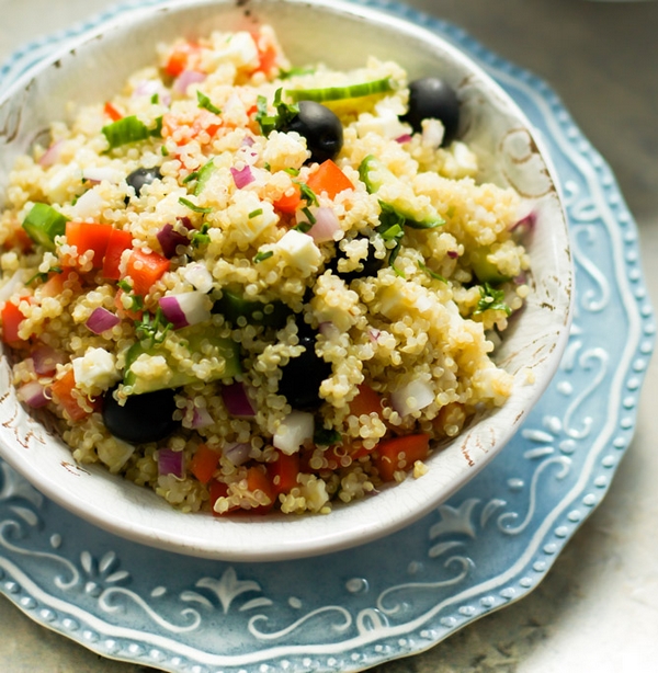 Salată cu quinoa în stil grecesc