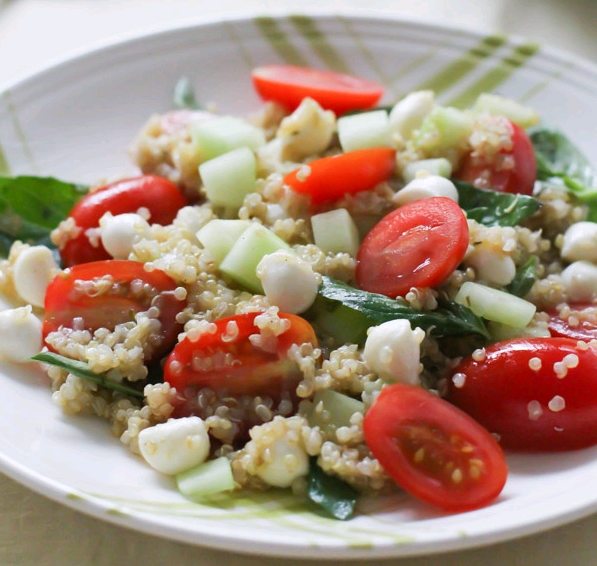 Salată cu quinoa în stil mediteranean