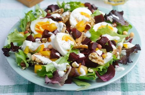 Salată cu ouă fierte și sfeclă roșie