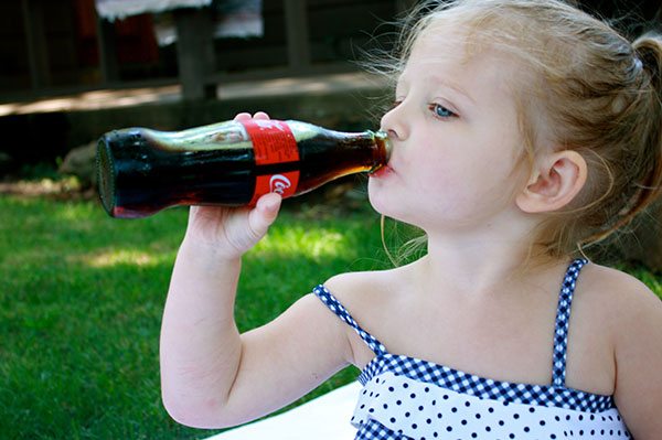 Iată de ce Cola băută din sticlă este mai bună