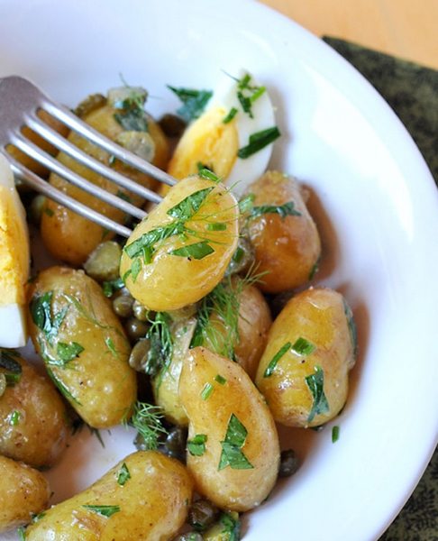 Salată de cartofi noi cu ierburi aromatice