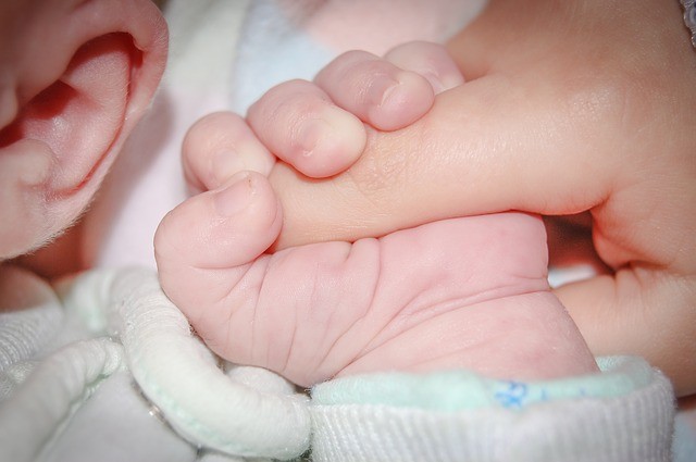 Iată primul copil din lume care a fost născut din trei părinți