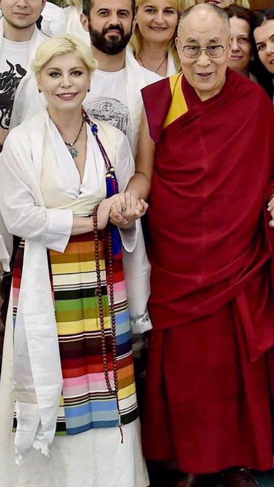 Nu o să îți vină să crezi! Loredana Groza s-a întâlnit cu Dalai Lama iar acesta i-a dat o misiune