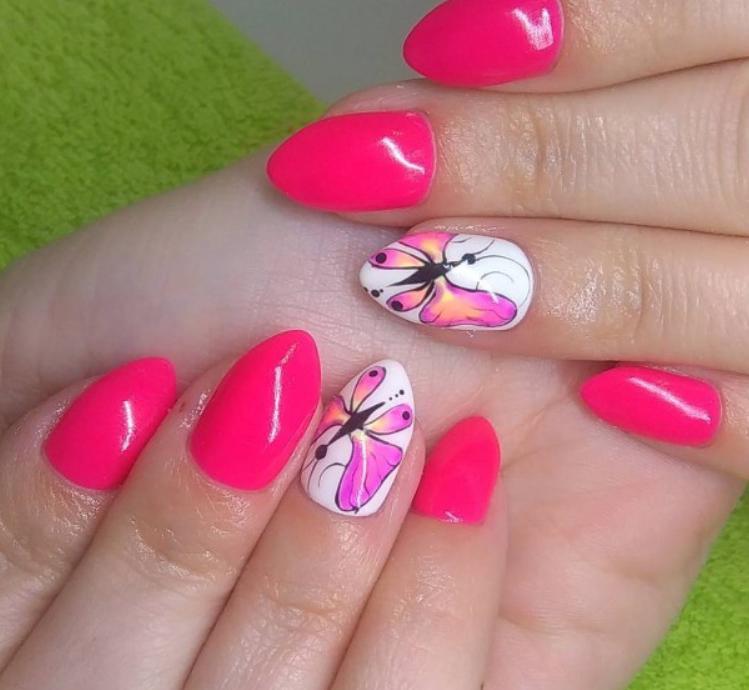 unghii roz cu aripi de fluture