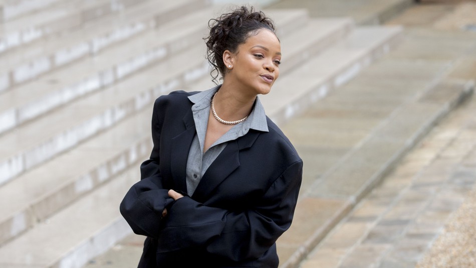 Rihanna s-a îmbrăcat ciudat de diferit la întâlnirea cu preşedintele Franţei (4)