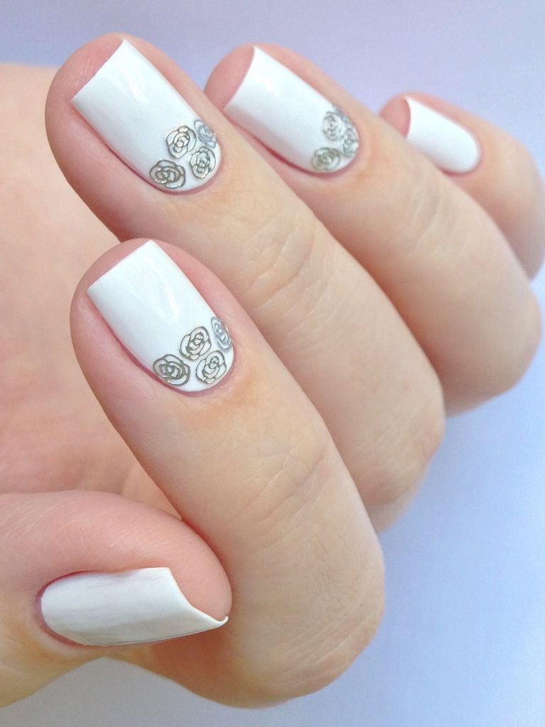 unghii gel albe cu flori