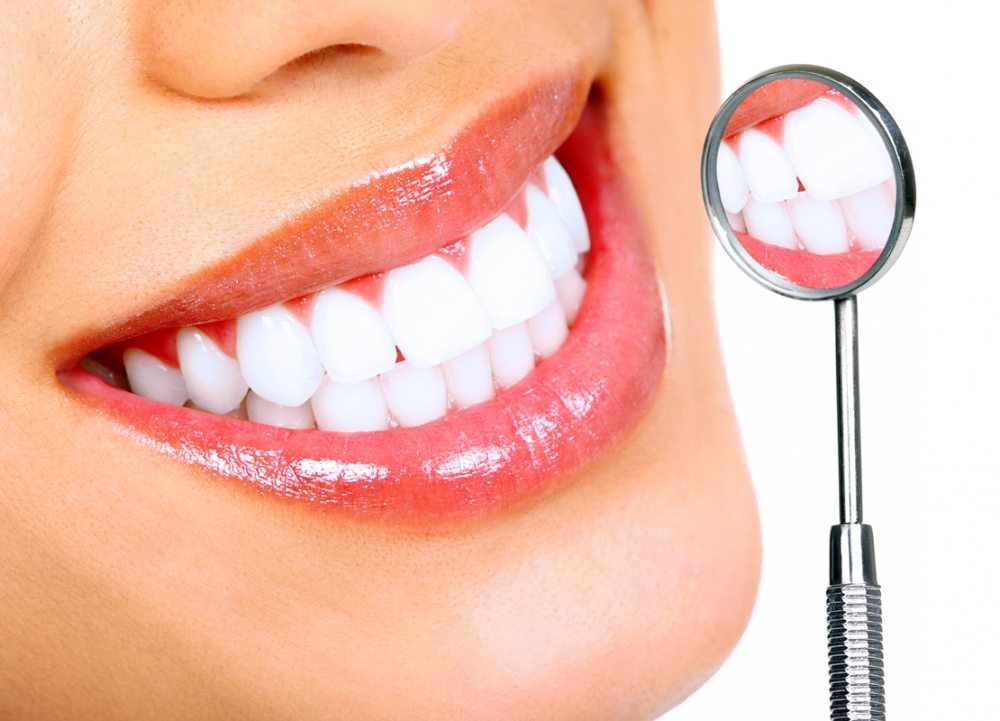 6 secrete pentru a avea dinţii sănătoşi și albi