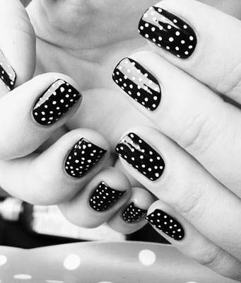 unghii negre cu puncte polka