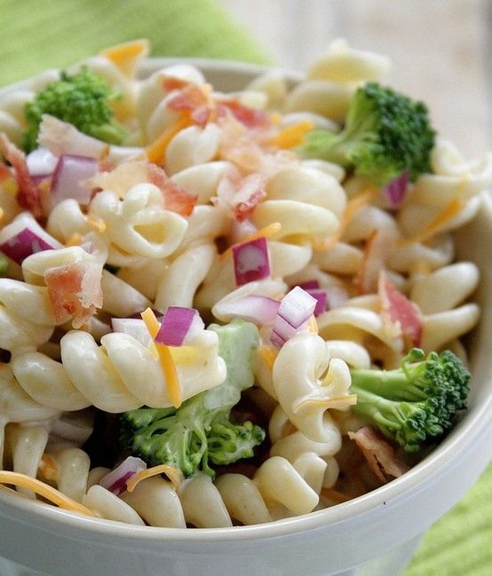 Salata de broccoli cu paste spiralate