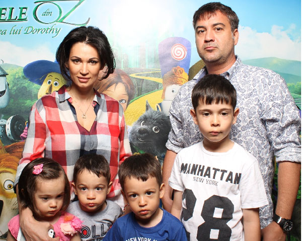 Nicoleta Luciu impreuna cu cei 4 copii si sotul