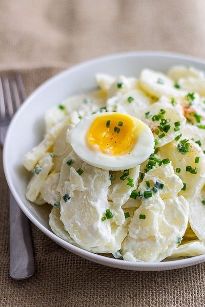 Salată de cartofi cu cremă de brânză