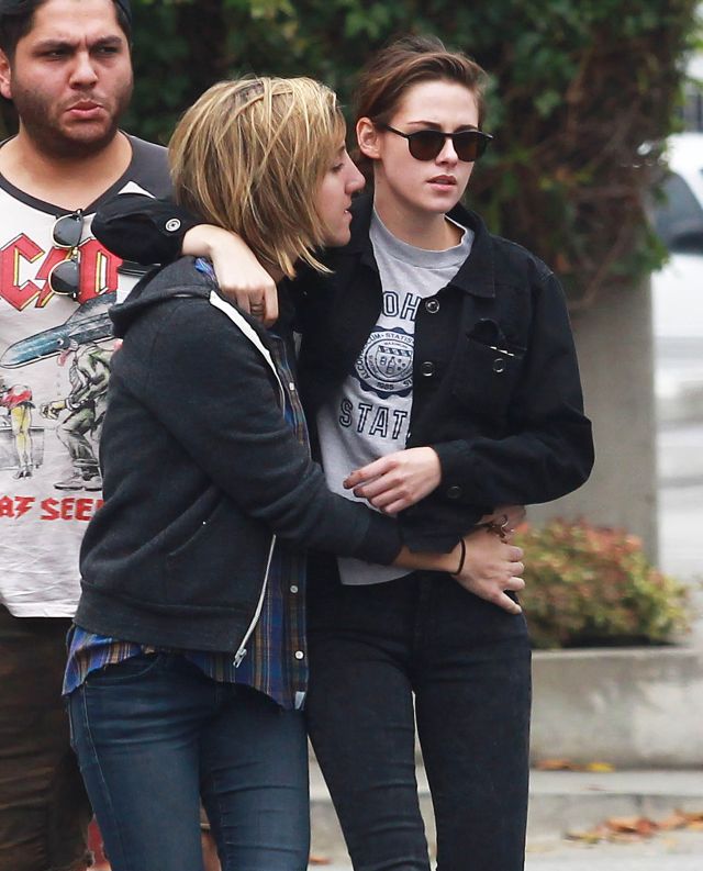 51754018 'Twilight' actress Kristen Stewart and her rumored girlfriend Alicia Cargile are spotted packing on the PDA while enjoying lunch with a friend in Los Angeles, California on May 25, 2015. Kristen and her live-in girl pal Alicia, couldn't keep their hands off of each other while enjoying Memorial Day! FameFlynet, Inc - Beverly Hills, CA, USA - +1 (818) 307-4813