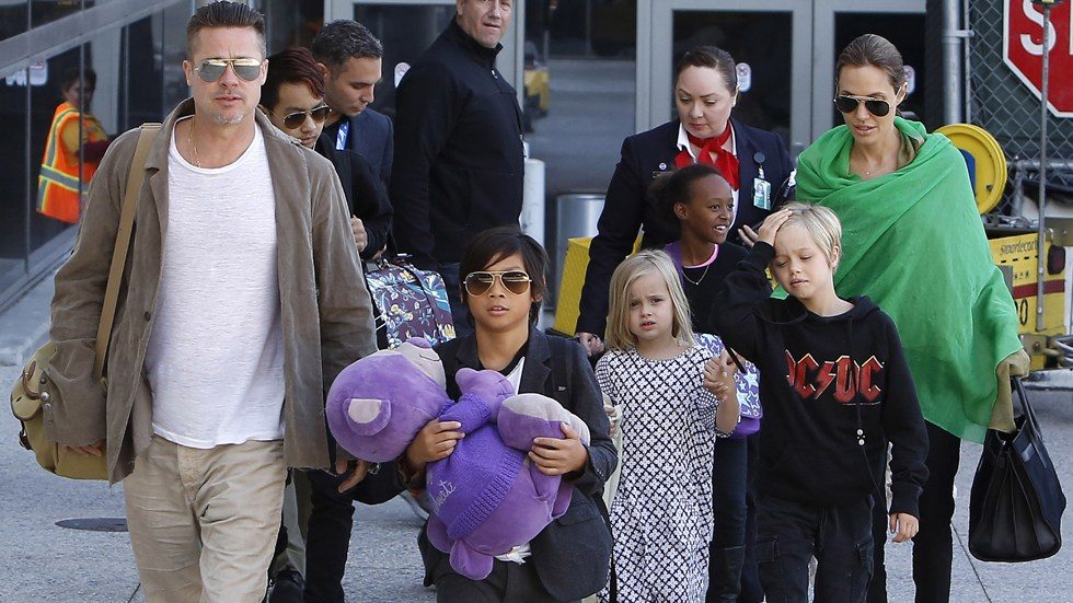 Brad Pitt and Angelina Jolie along with their 5 children all arrived back into Los Angeles on a flight from Australia.