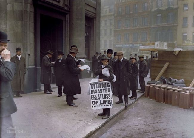 Băiatul distribuie ziarele care anunțau scufundarea Titanicului