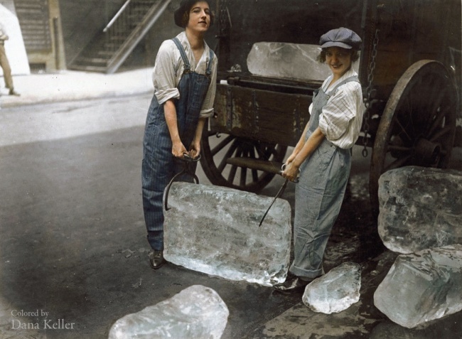 Femei tinere care transportă cuburi de gheață