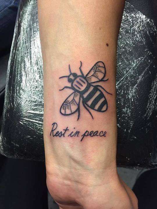 Ariana Grande s-a tatuat în memoria victimelor din Manchester