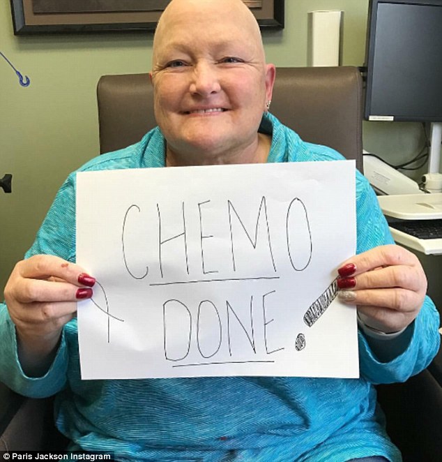 Debbie Rowe cu mesajul: „Gata cu chimioterapia! ”