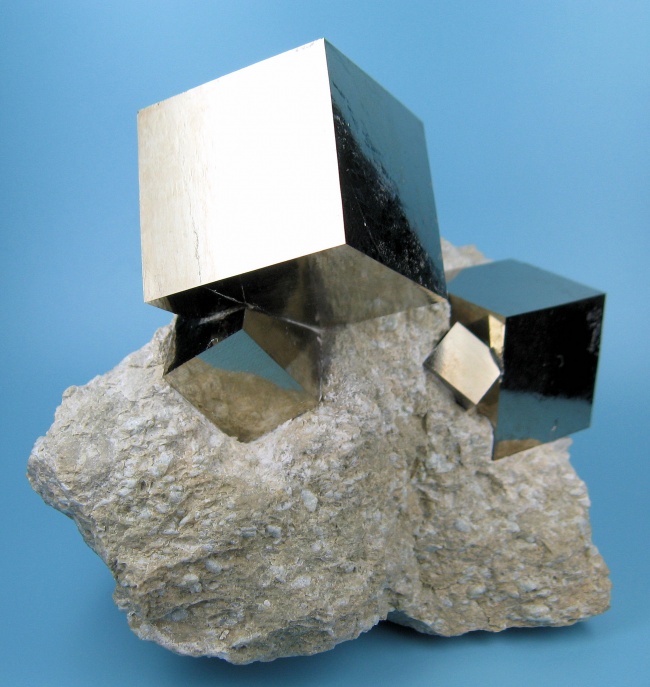 Pirite de cristale sub forma unui cub