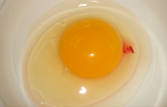 Încă un lucru ciudat despre ouă - petele roșii