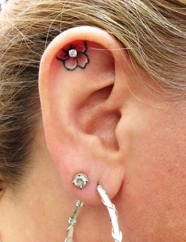 tatuaje in zona urechii 11