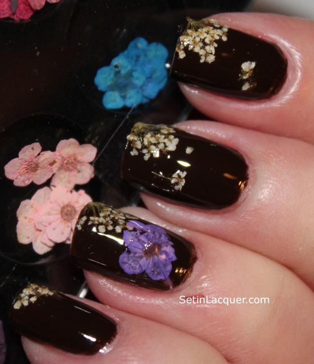 unghii negre cu flori