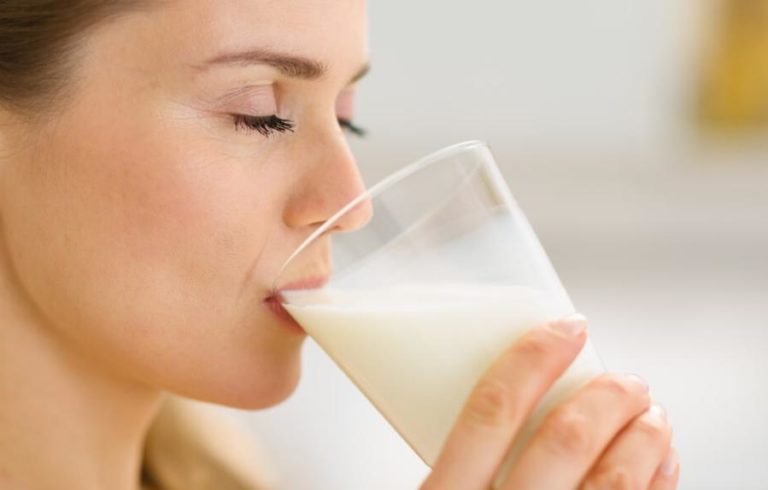Iata ce ar trebui sa bei in fiecare zi: Lapte sau Apa?