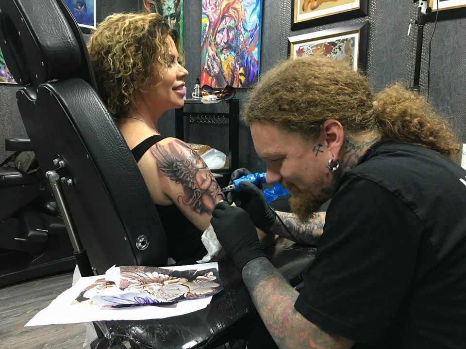 Luminita Anghel si-a facut tatuaj cu chipul fiului ei