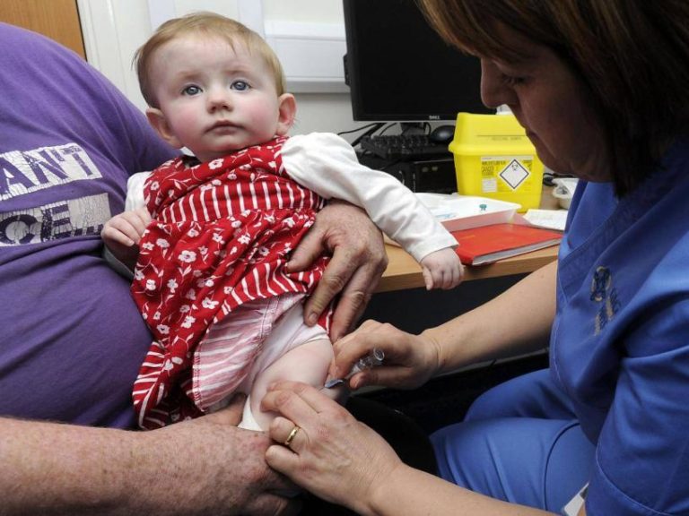 O femeie din Marea Britanie a fost obligata de tribunal sa-si vaccineze copiii